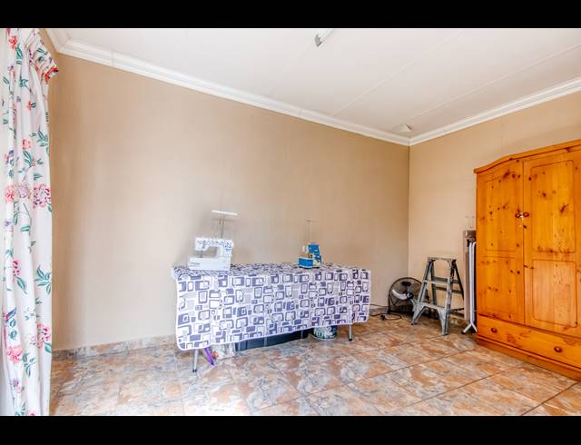 5 BEDROOM FREEHOLD FOR SALE IN MORET